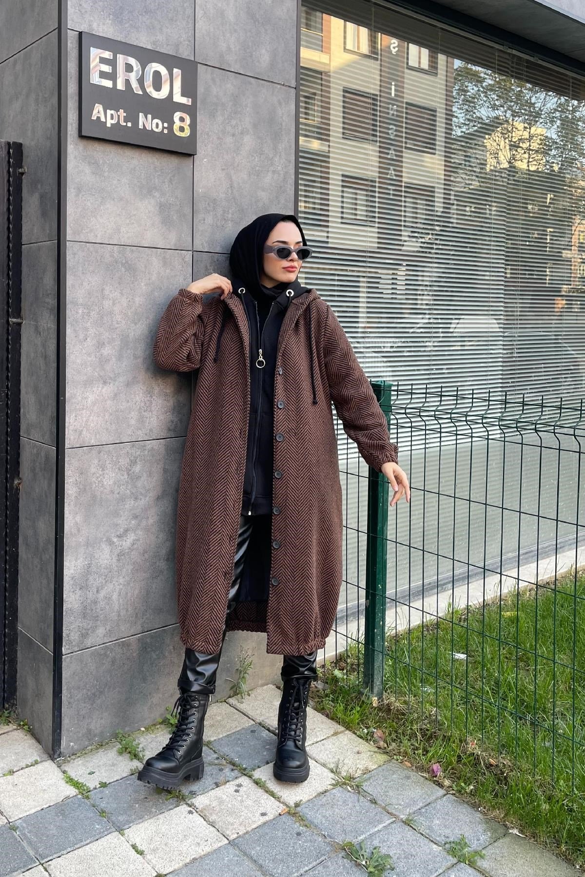 Düğmeli Kapşonlu Kap Kahverengi