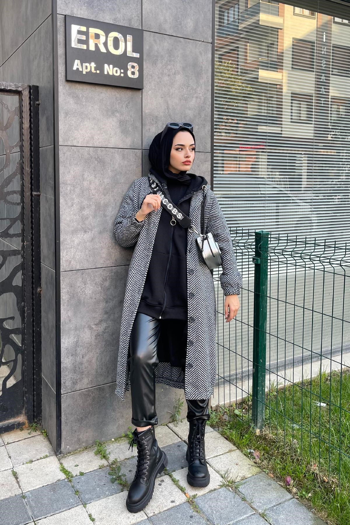 Düğmeli Kapşonlu Kap Siyah