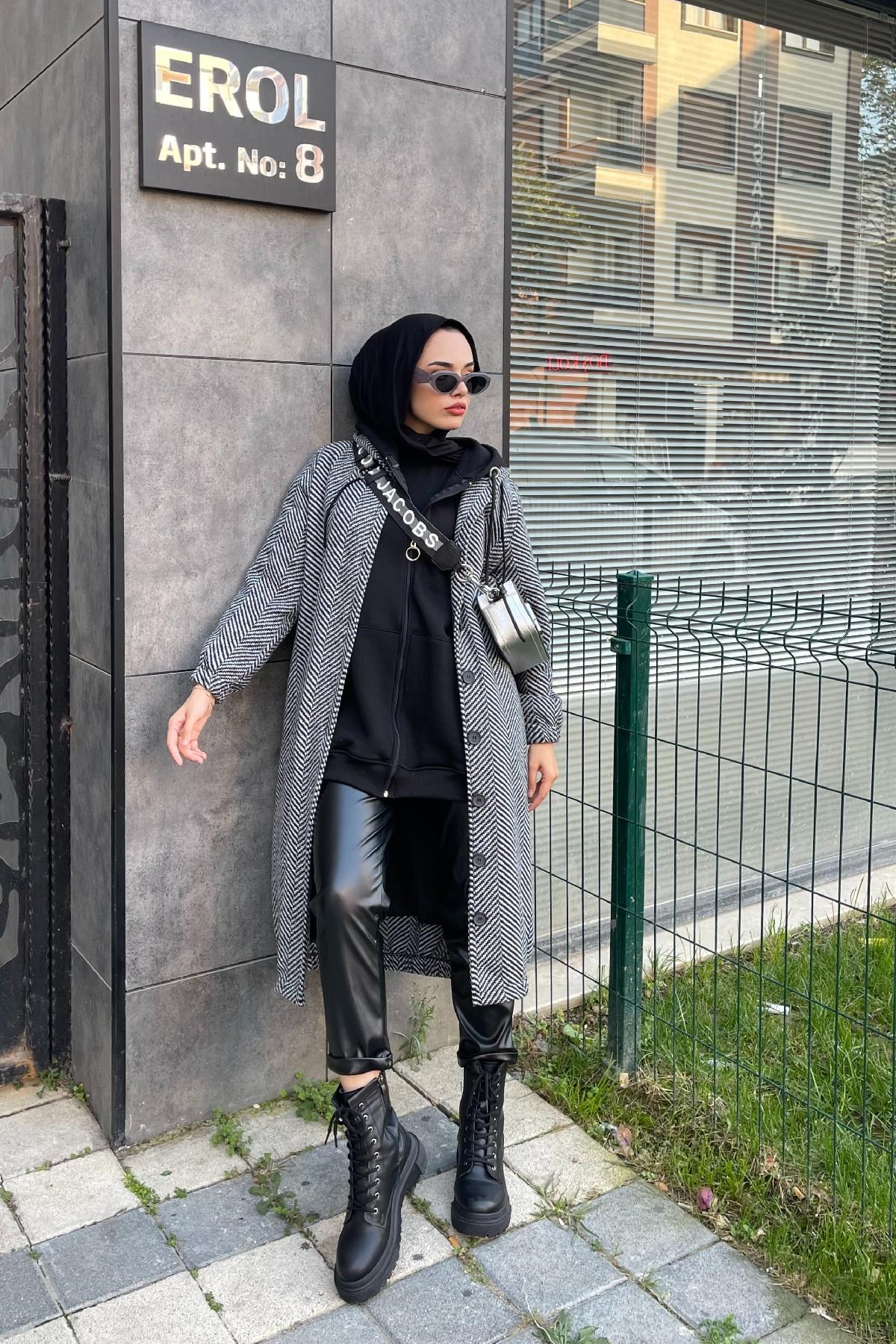 Düğmeli Kapşonlu Kap Siyah