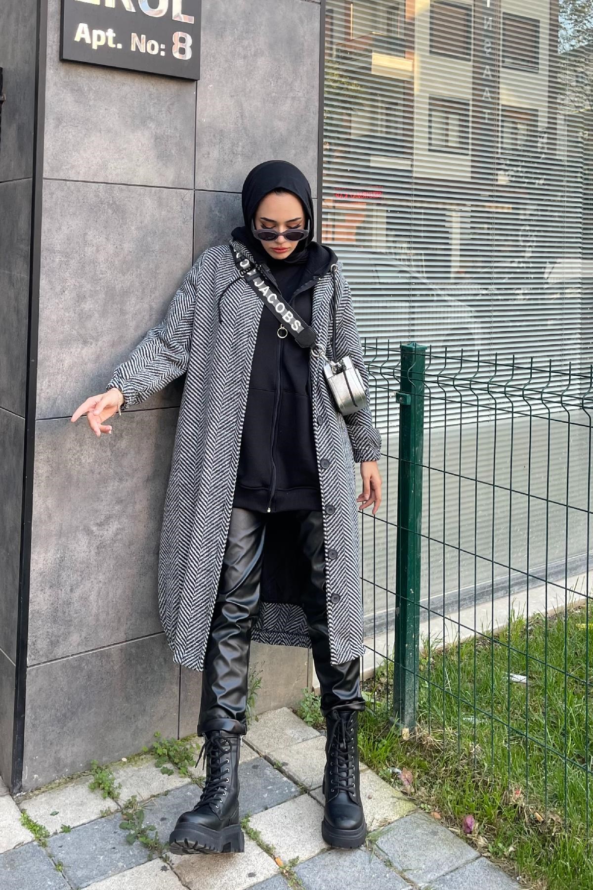Düğmeli Kapşonlu Kap Siyah