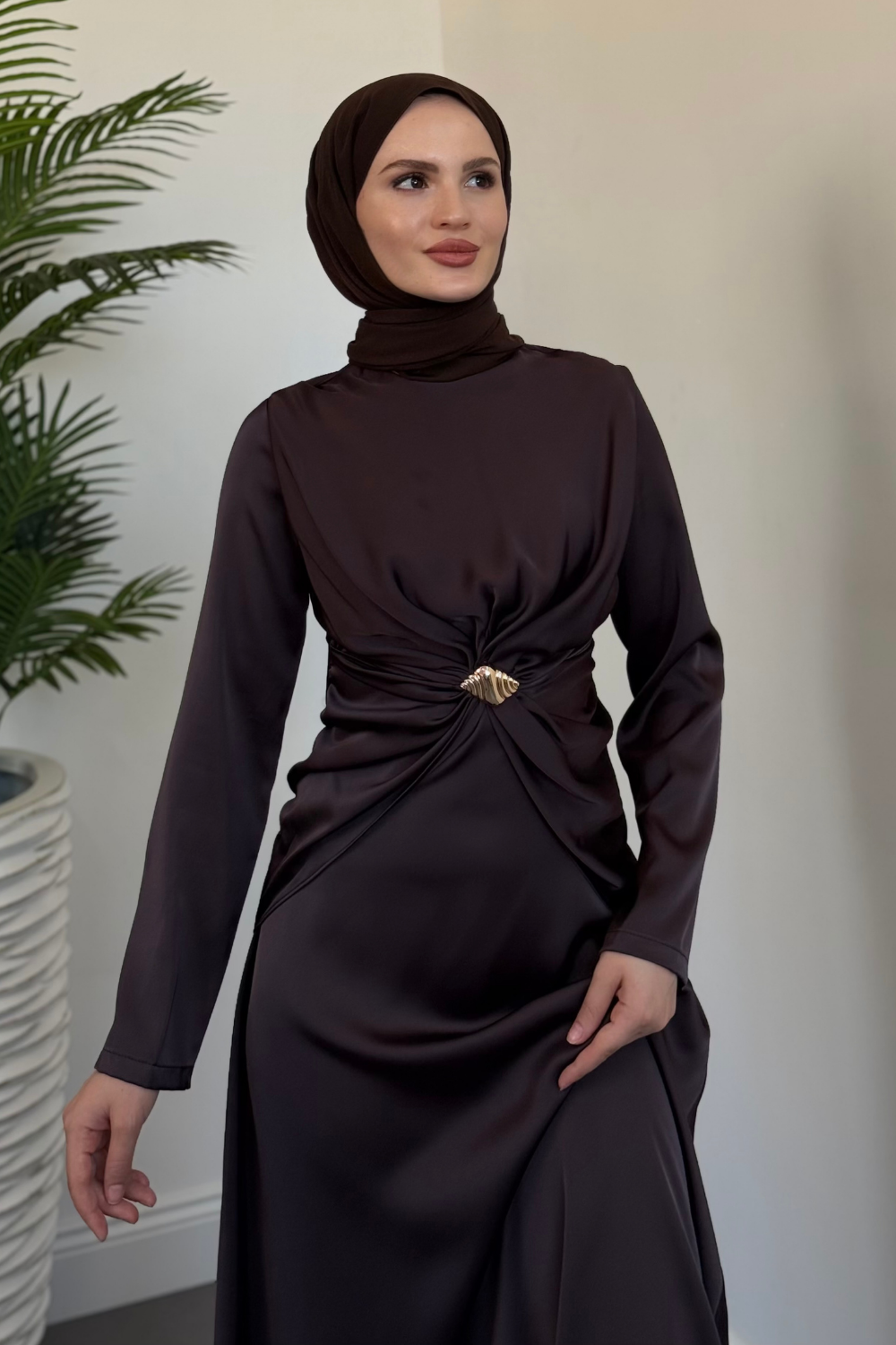 Naree Önden Tokalı Saten Abiye Çikolata Kahve