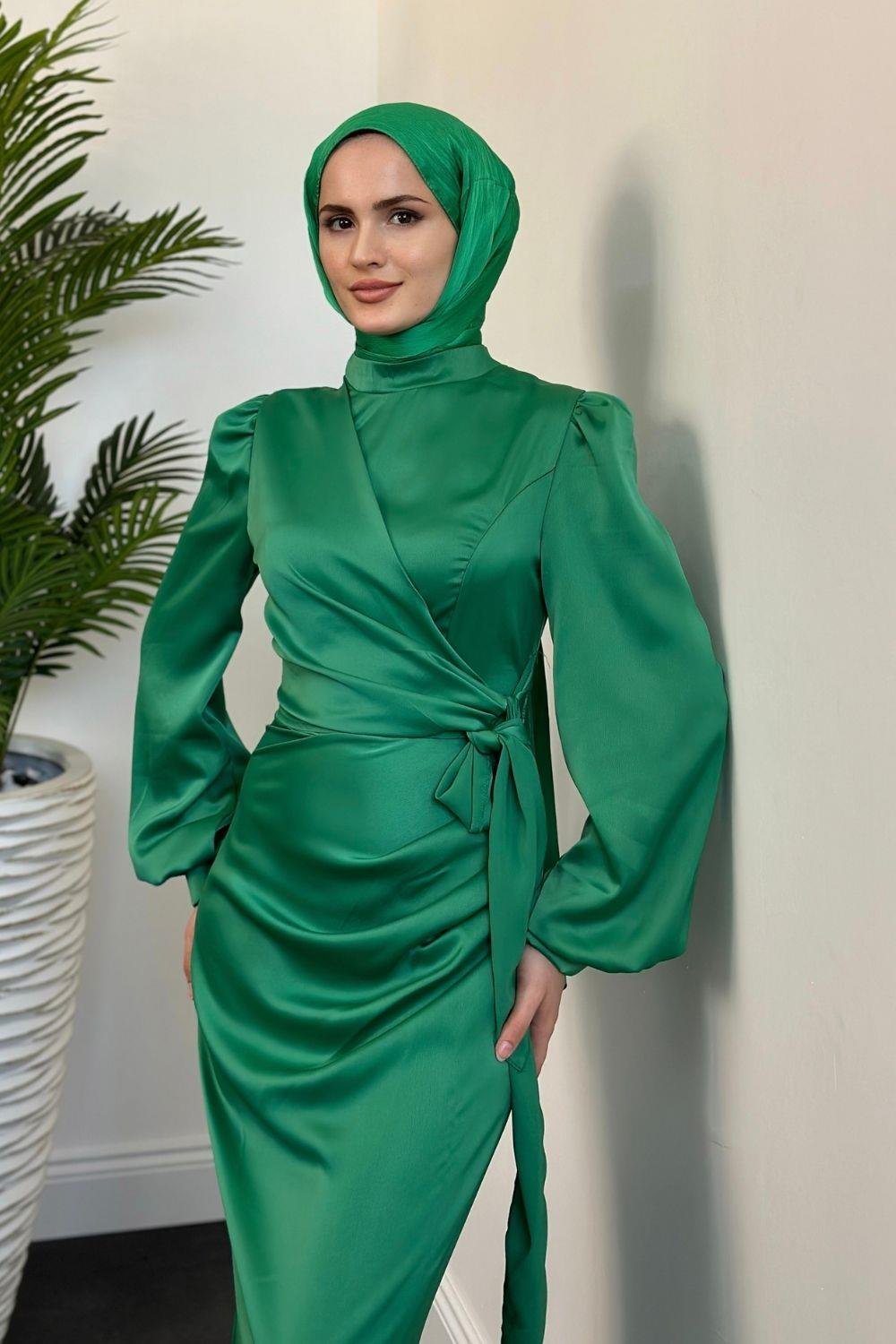 Orlenda Drape Detay Balık Saten Abiye Benetton
