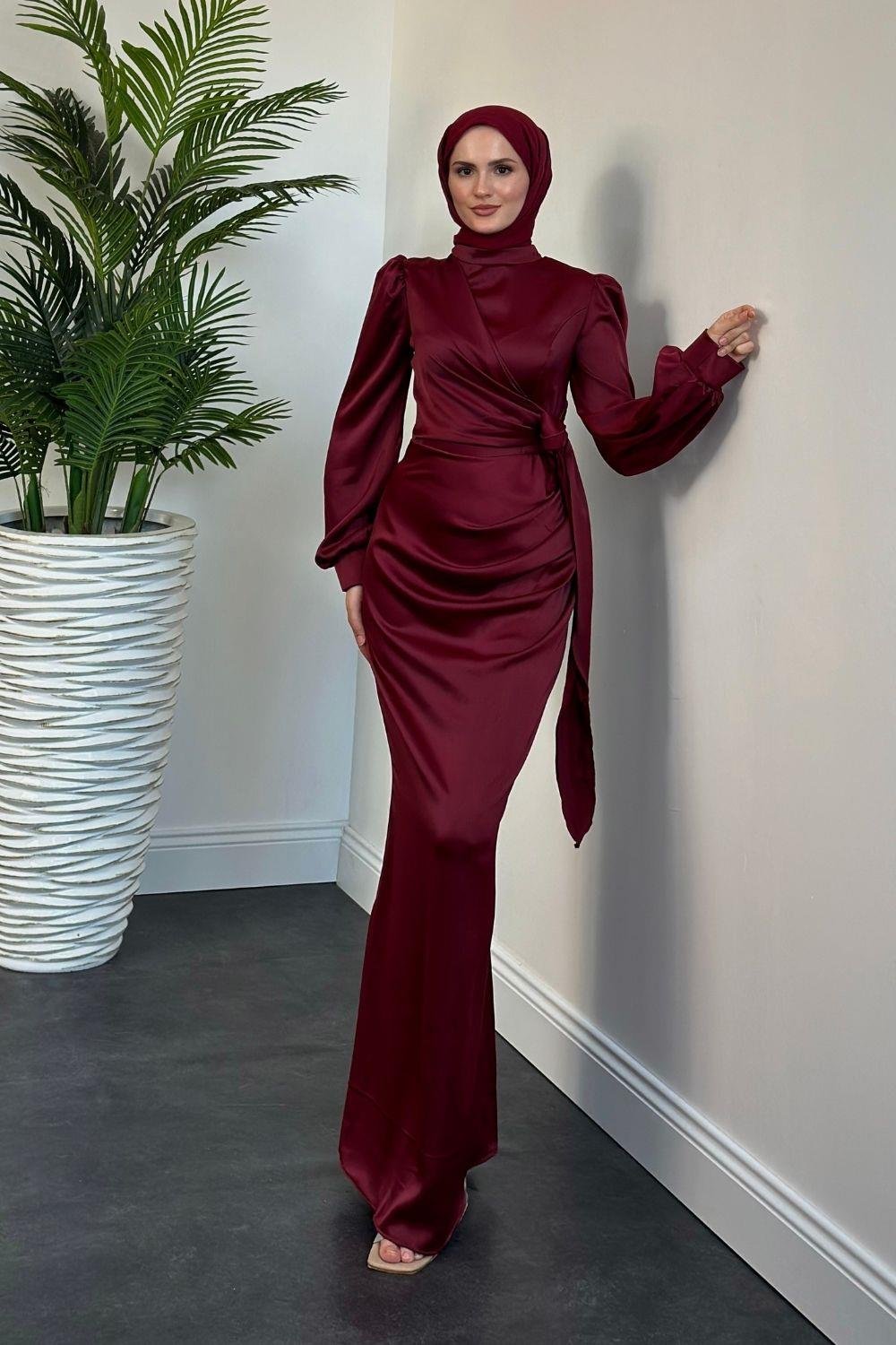 Orlenda Drape Detay Balık Saten Abiye Kızılçık