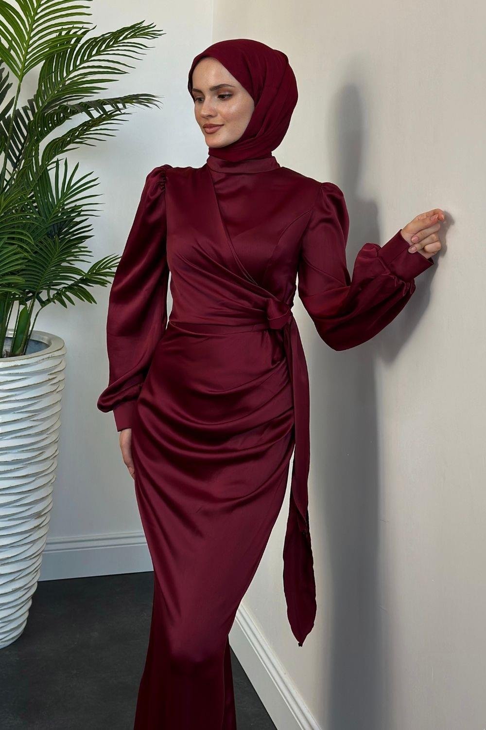 Orlenda Drape Detay Balık Saten Abiye Kızılçık