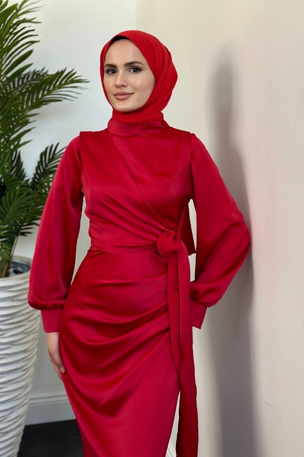 Orlenda Drape Detay Balık Saten Abiye Kırmızı