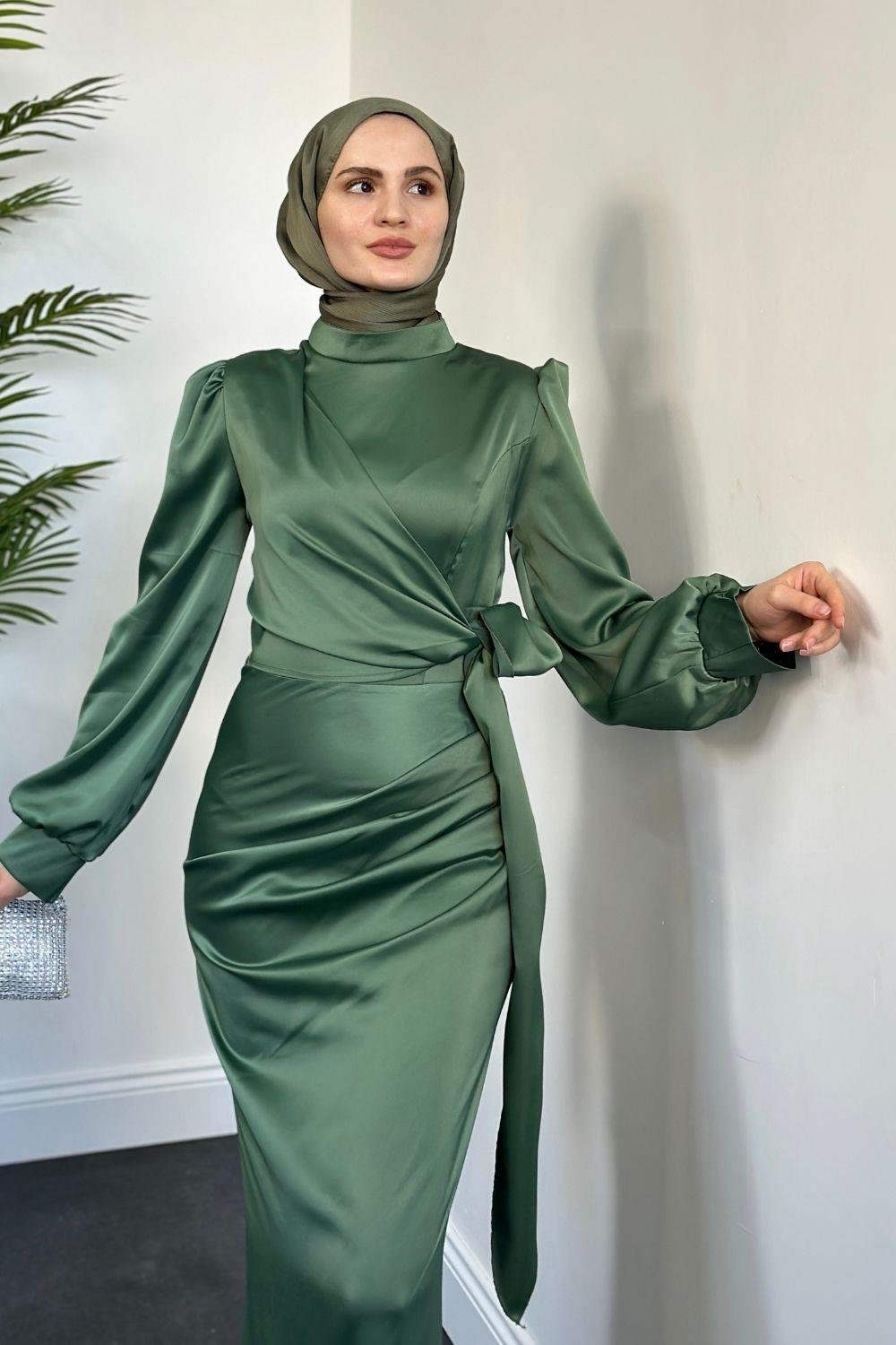 Orlenda Drape Detay Balık Saten Abiye Haki