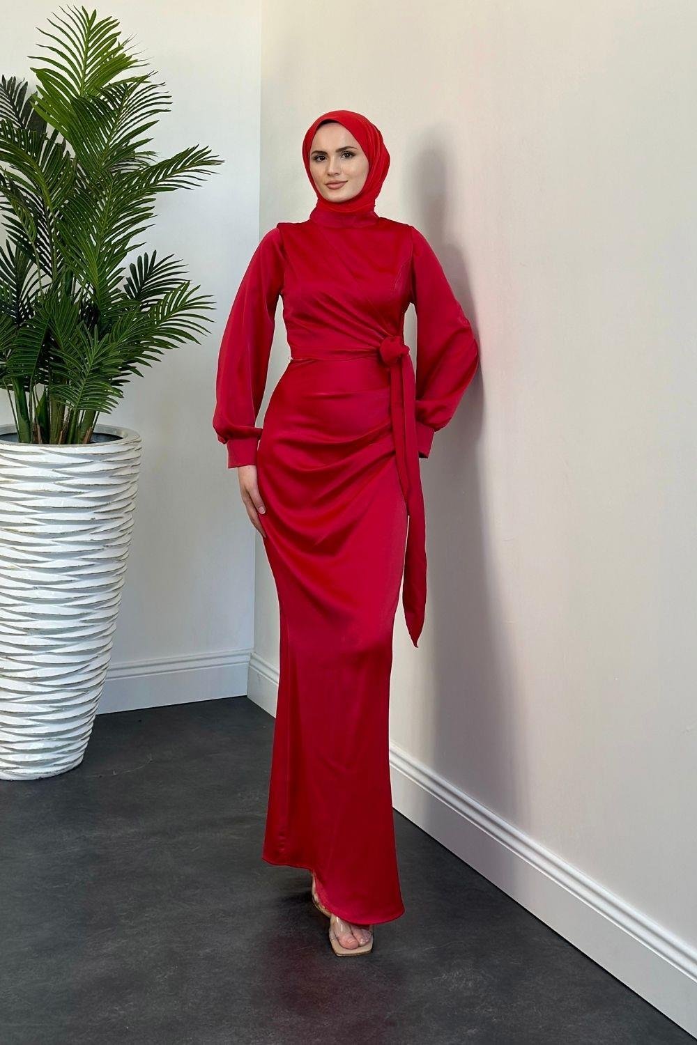 Orlenda Drape Detay Balık Saten Abiye Kırmızı