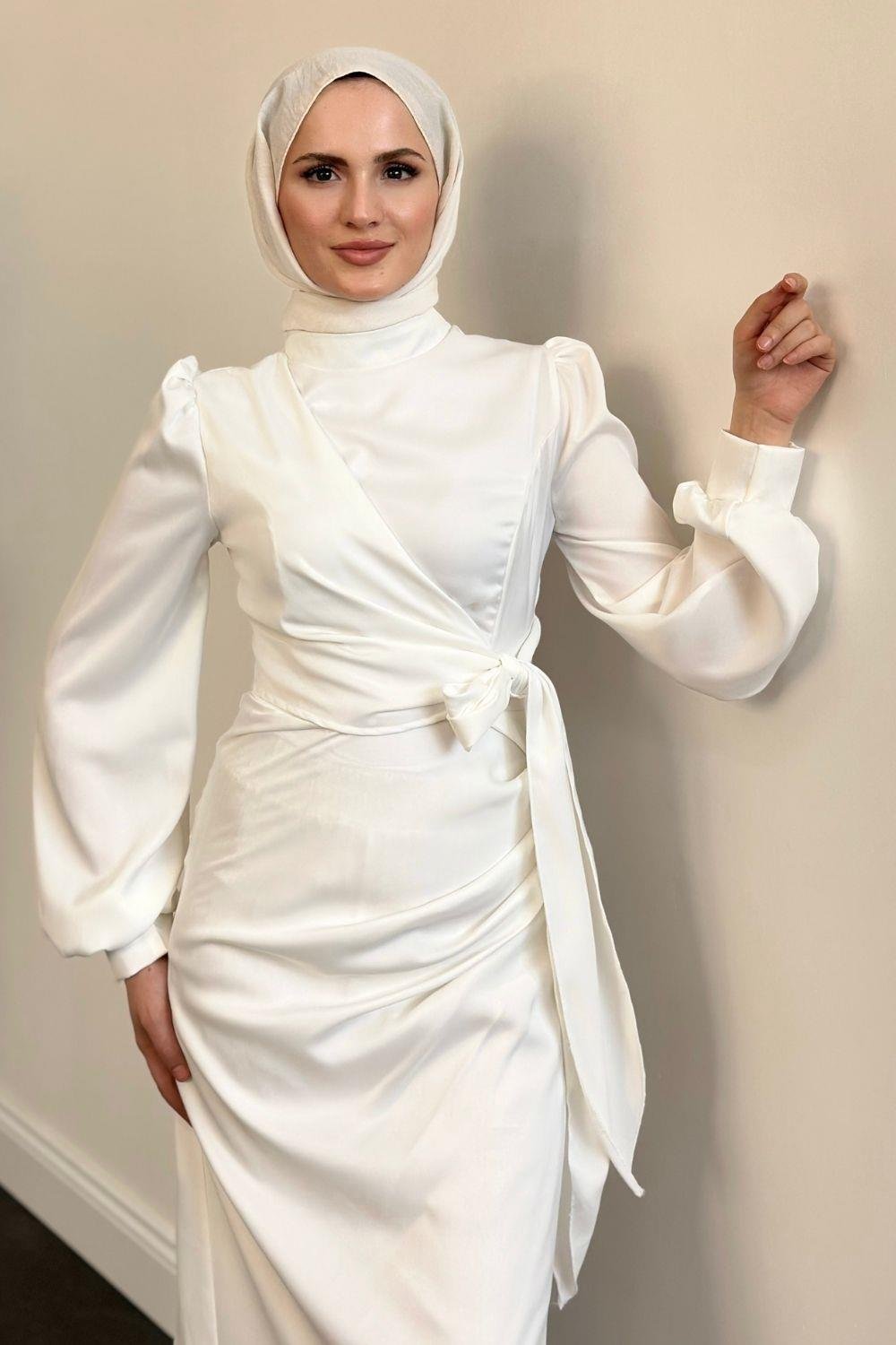 Orlenda Drape Detay Balık Saten Abiye Beyaz