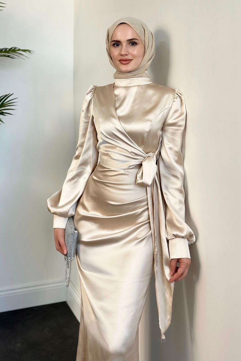 Orlenda Drape Detay Balık Saten Abiye Krem