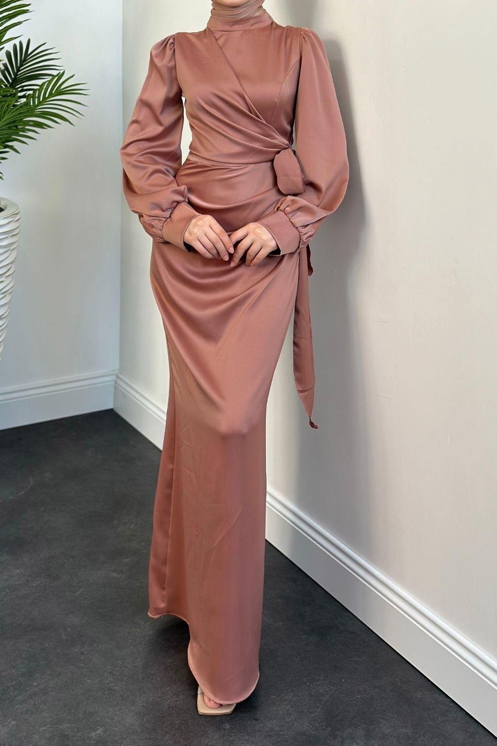 Orlenda Drape Detay Balık Saten Abiye Pudra