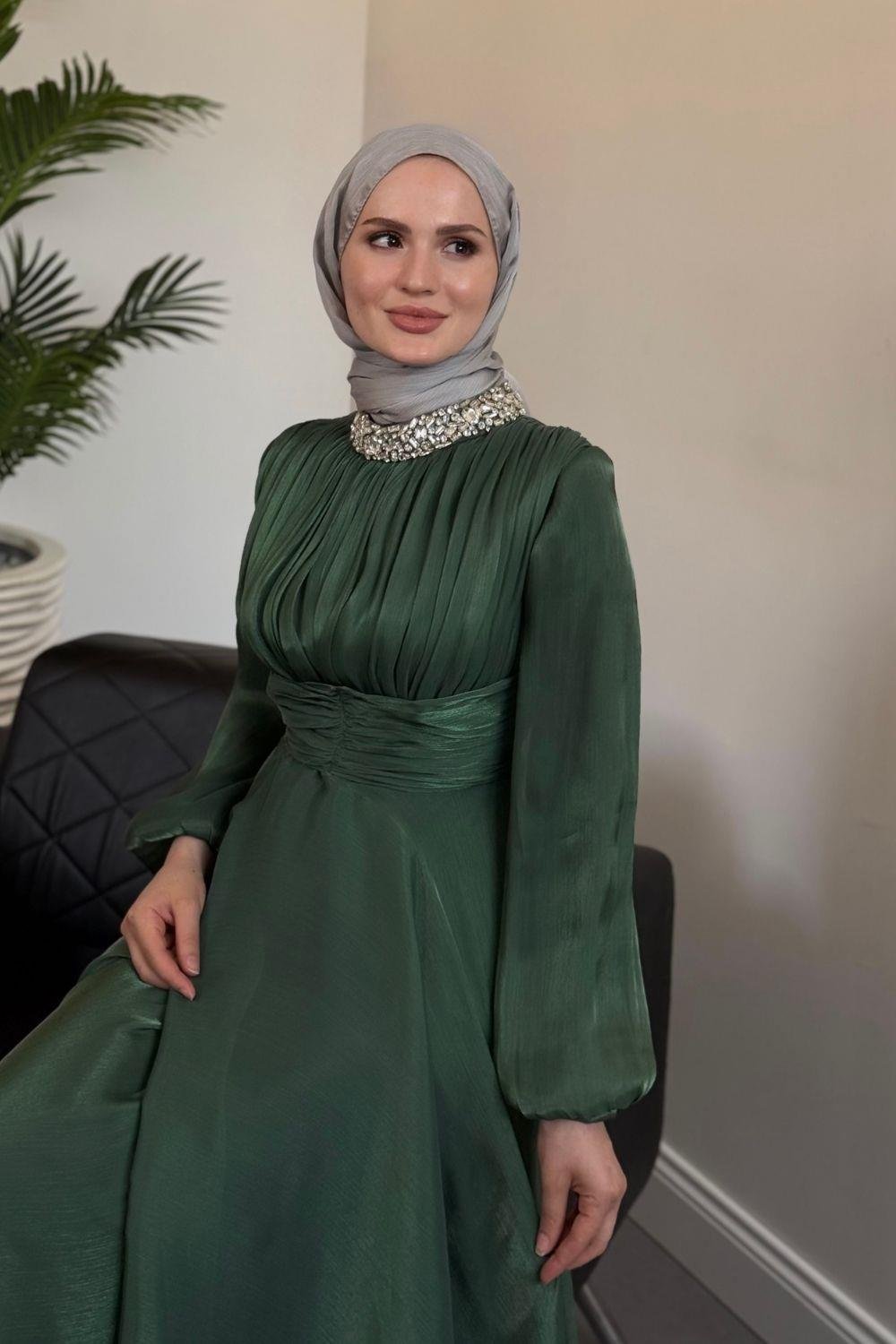 Talya Boynu Taşlı Abiye Zümrüt
