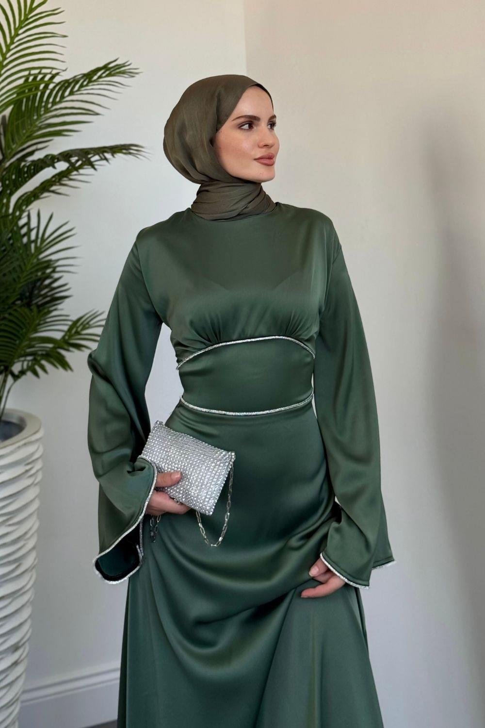 Vlasi Kolu Ve Beli Baget Taşlı Saten Abiye Yeşil