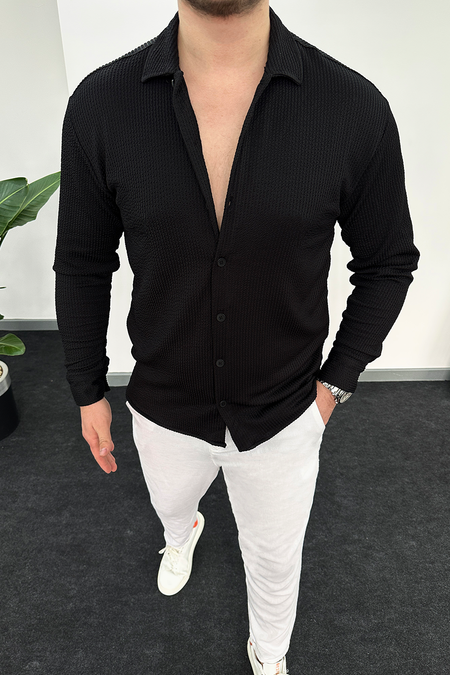 SİYAH ÖRME KUMAŞ DESENLİ GÖMLEK