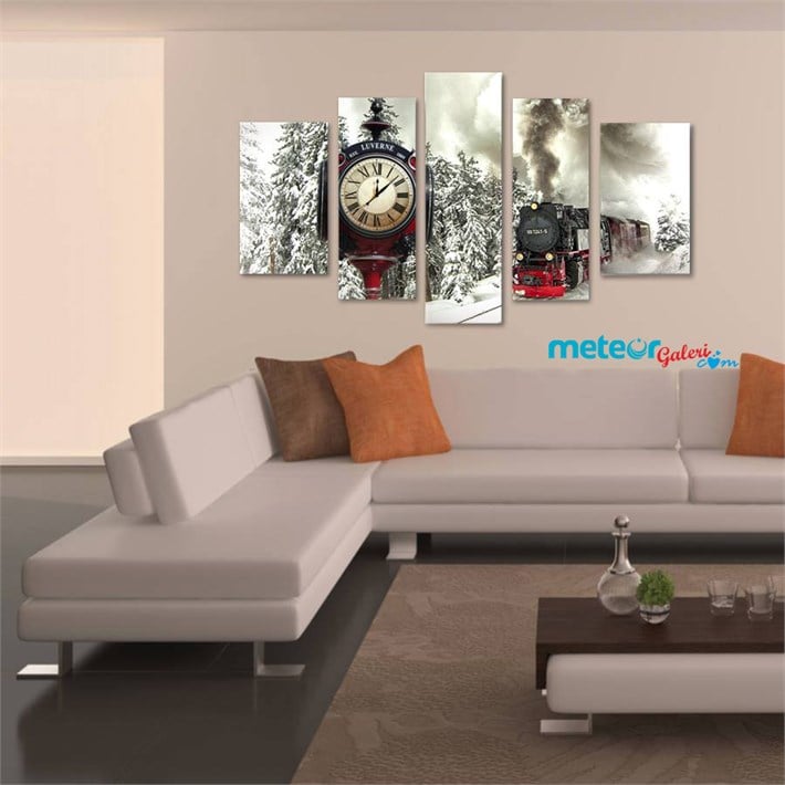 Saatli Karlar Üzerinden Giden Dumanlı Tren 