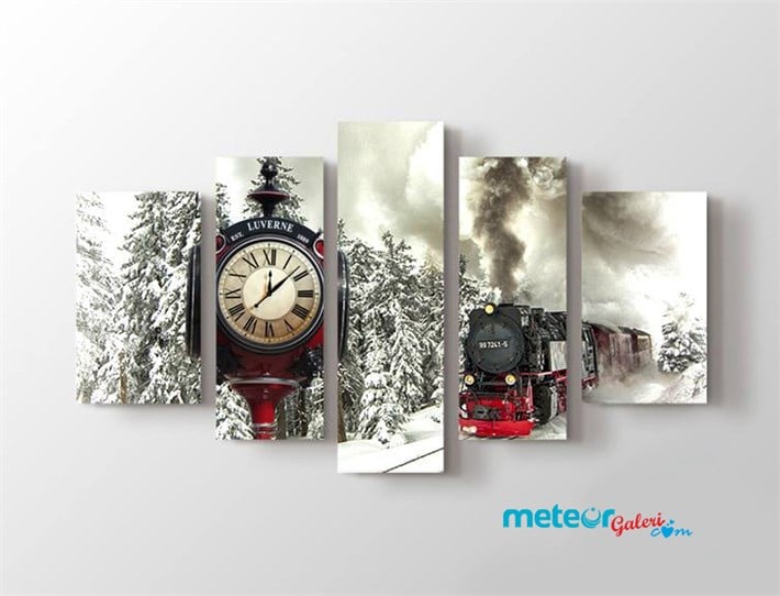 Saatli Karlar Üzerinden Giden Dumanlı Tren 