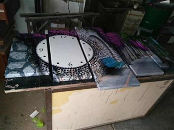 Mor Salkımlı Sokak Saatli Kanvas Tablo