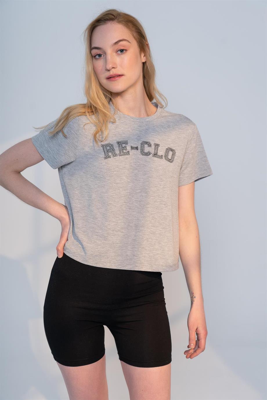 COLLEGE TEE - KOLEJ BASKILI CROPPED KISA KOL TSHIRT