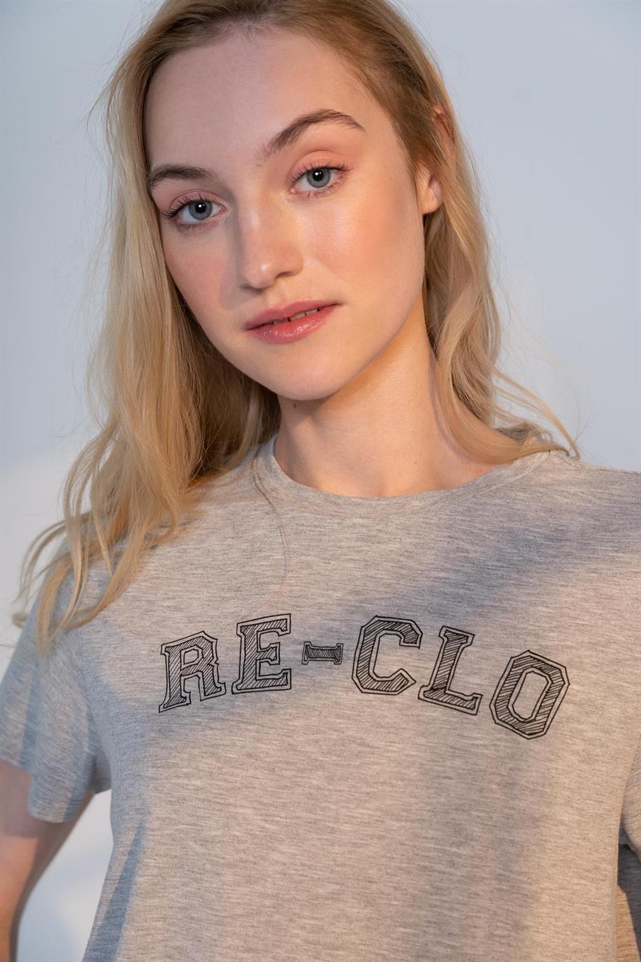 COLLEGE TEE - KOLEJ BASKILI CROPPED KISA KOL TSHIRT