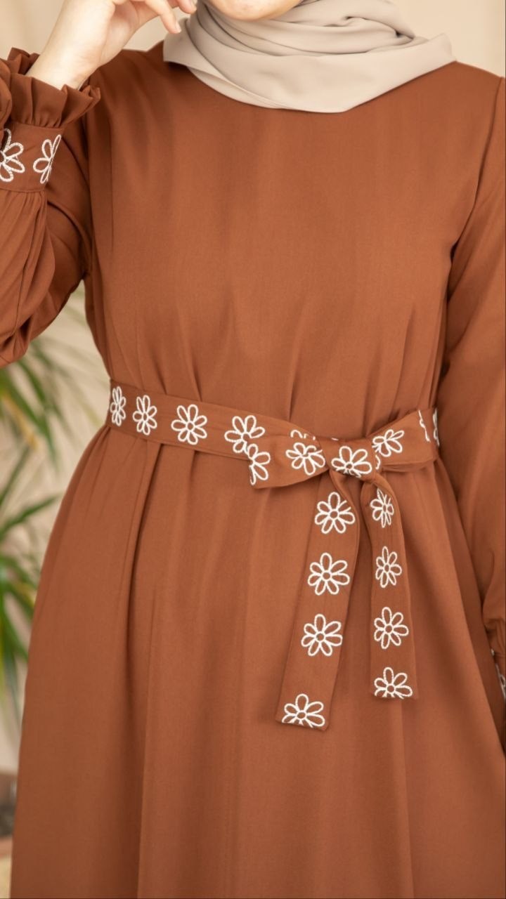 Taba Manşet ve Kemeri Nakışlı Elbise 5136