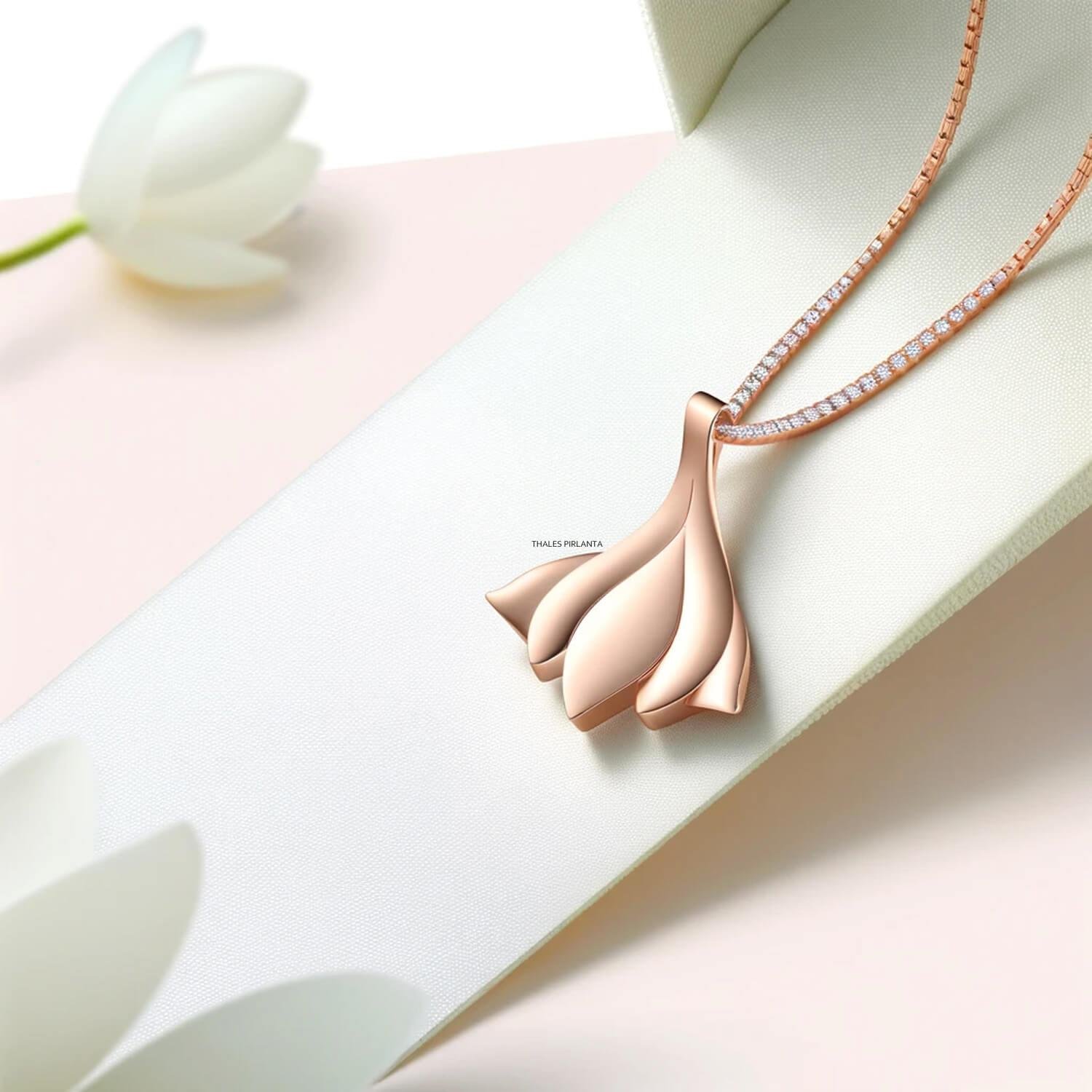 Serene Lotus Çiçeği Pırlantalı Tasarım Kolye