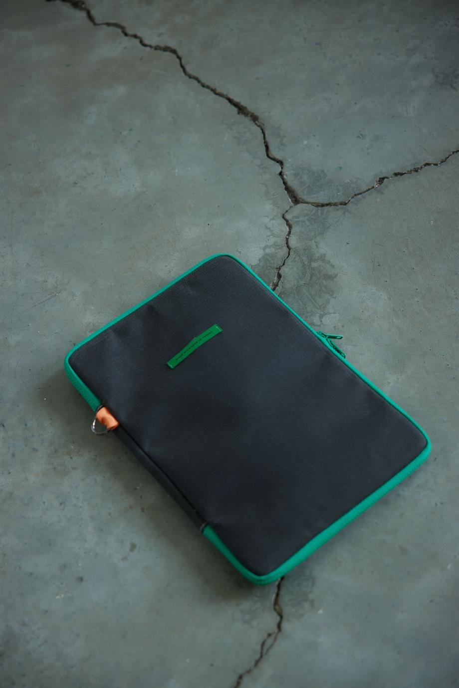 Huge Loppe Black Case 16