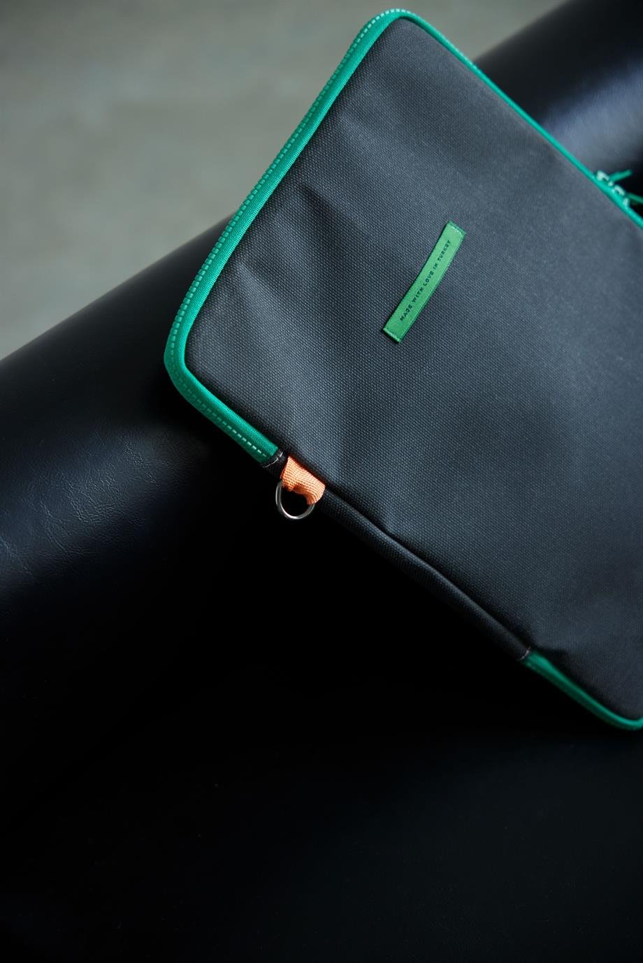 Huge Loppe Black Case 16