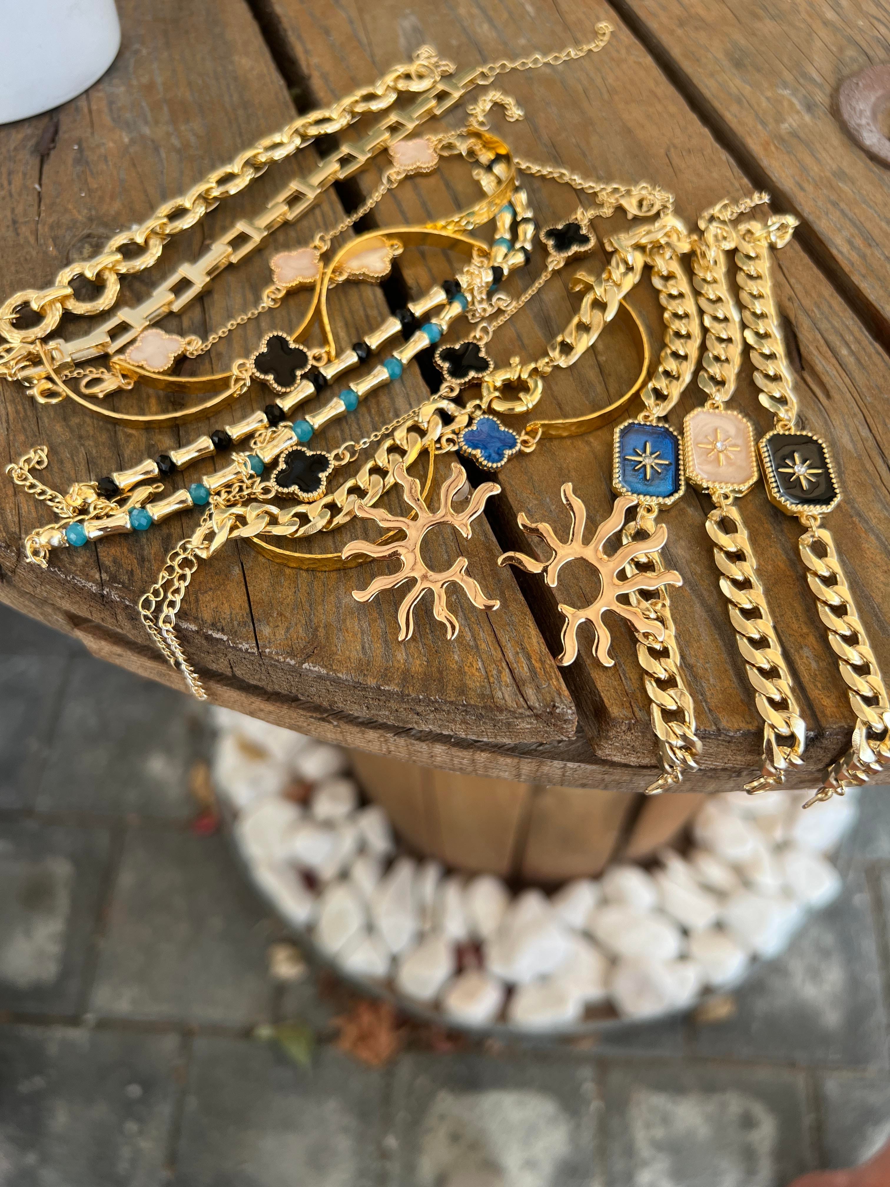 BEYAZ ÜÇ YONCA VN BİLEKLİK