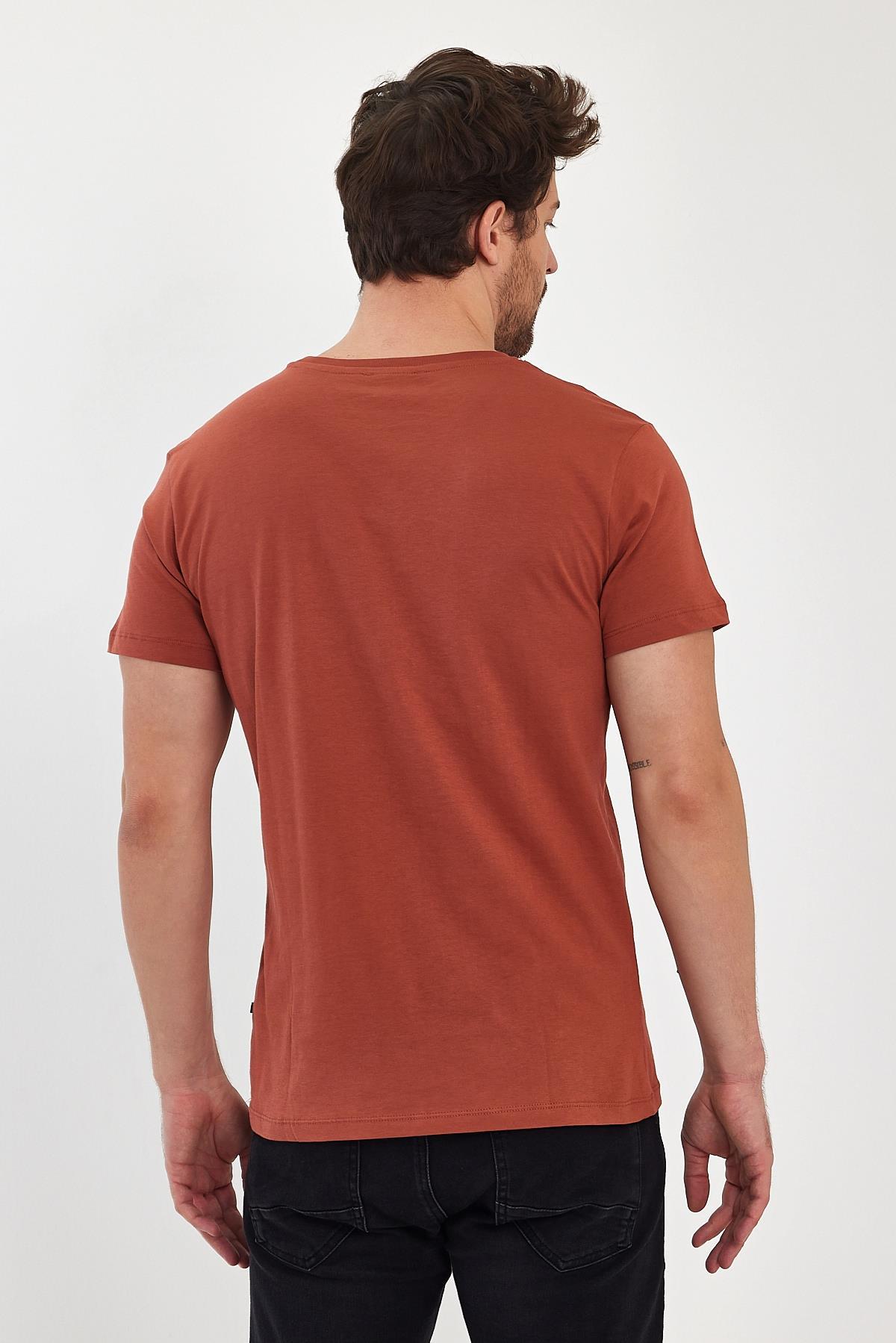 FİHA/2058-ERKEK BASKILI COMPACT SIFIR YAKA TSHIRT - COPPER BROWN