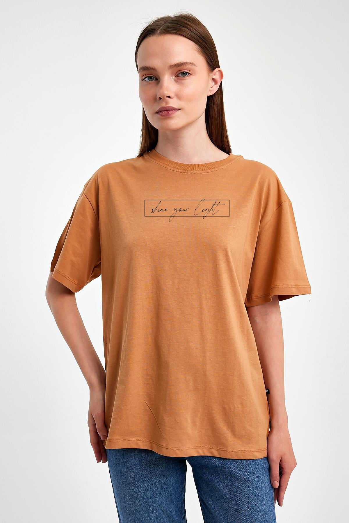 FİHA/2074-KADIN BASKILI OVERSIZE T-SHIRT - MACCHİATO