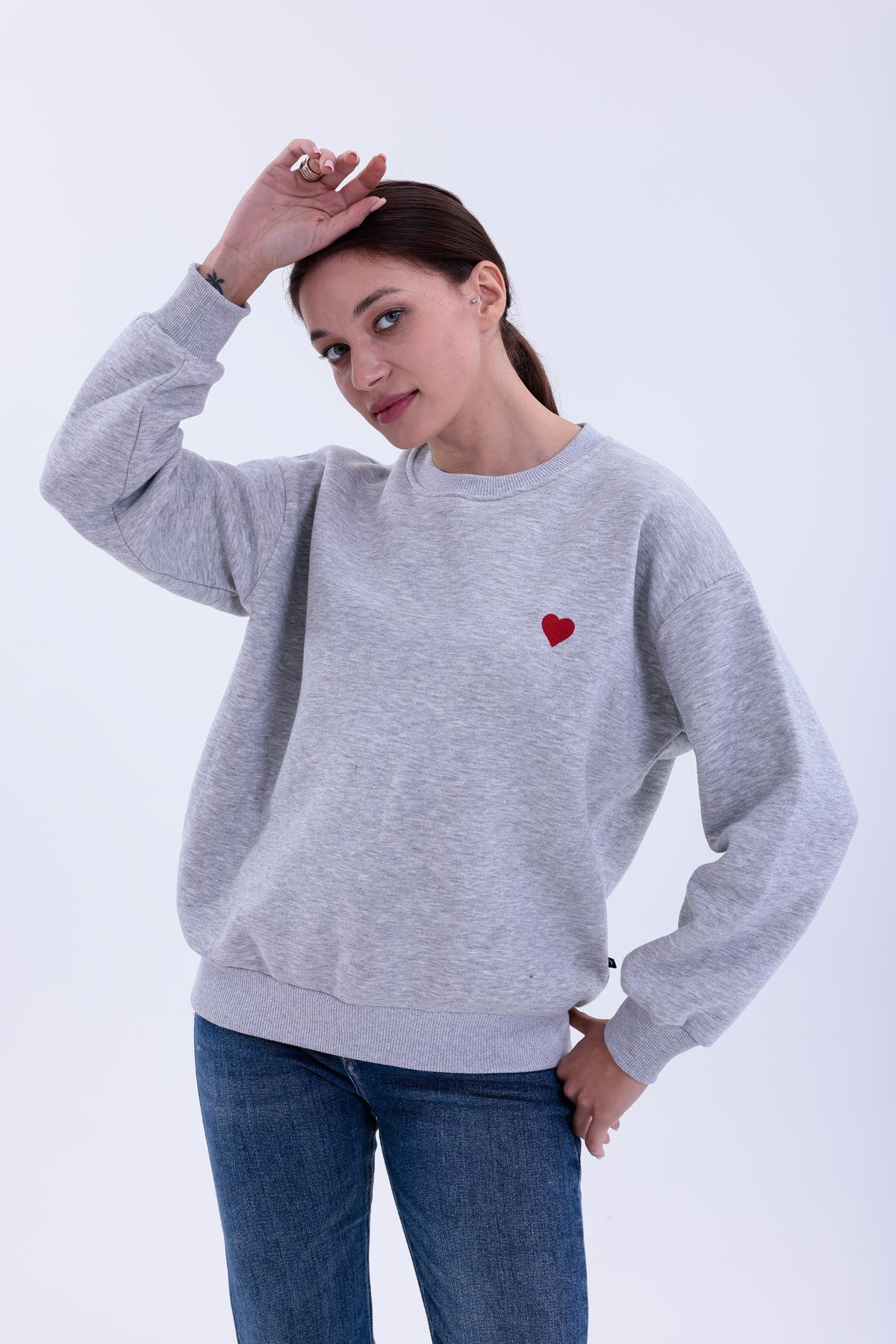FİHA/5032-KADIN 3 İPLİK ŞARDONLU SIFIR YAKA KALP NAKIŞLI SWEAT - GRİ MELANJ