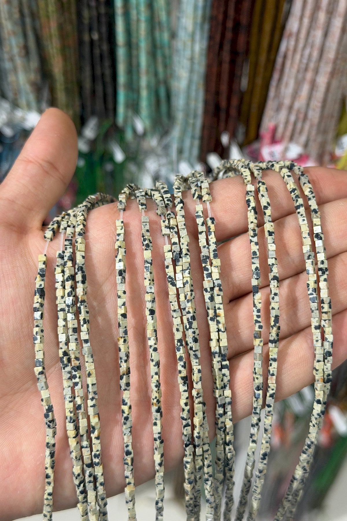 Dalmaçyalı Jasper Taşı Küp Kesim Parlak Krem 2x2mm Doğal Taş Dizi [AA]