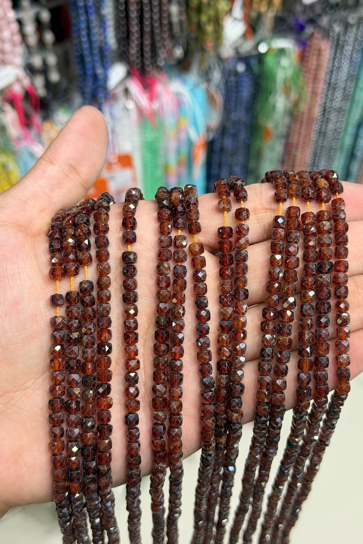 Garnet Taşı Faset Küp Kesim 4x4mm Doğal Taş Dizi
