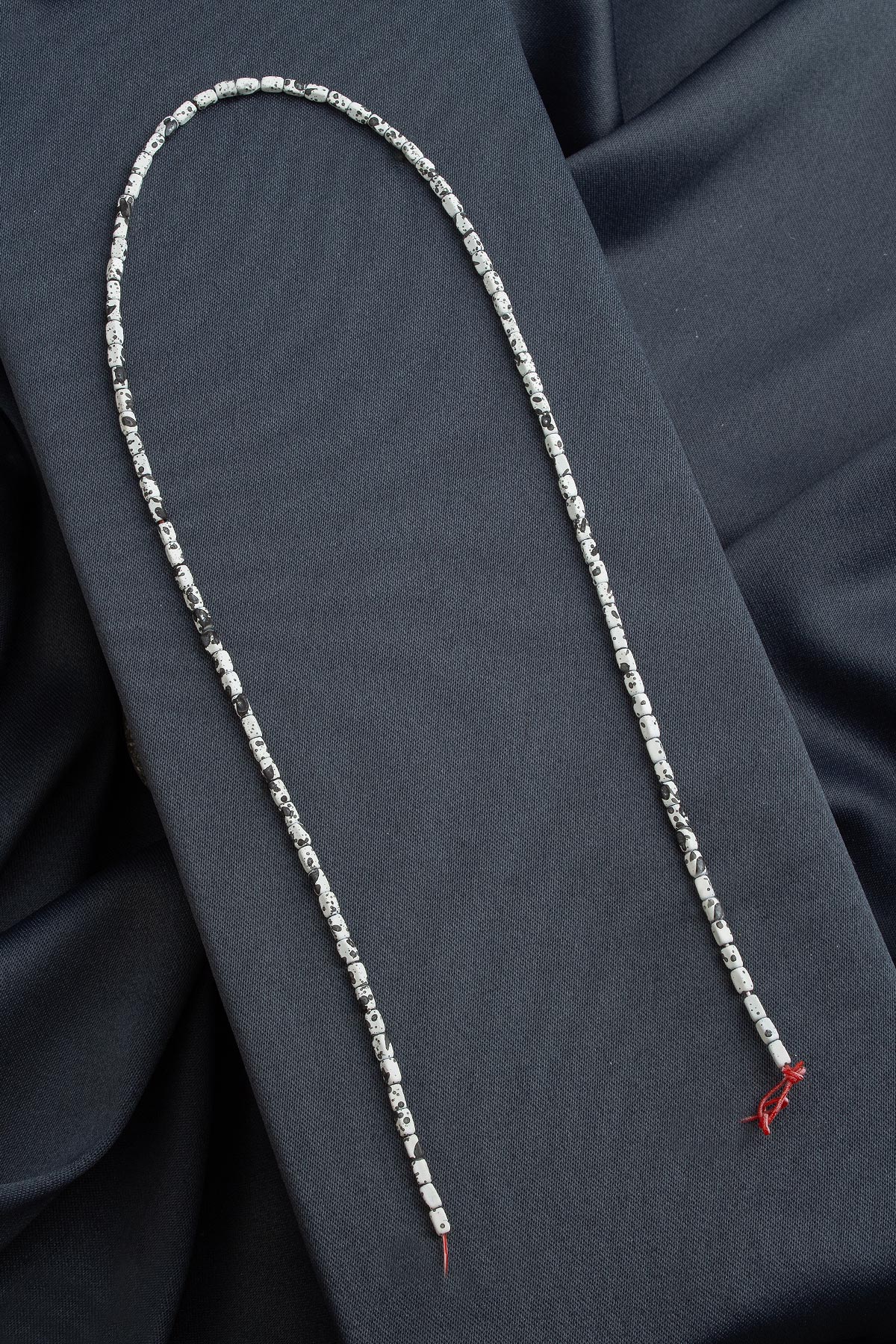 Hematit Doğal Taş Mat Benekli Beyaz Dikdörtgen Kesim 2x4mm Dizi