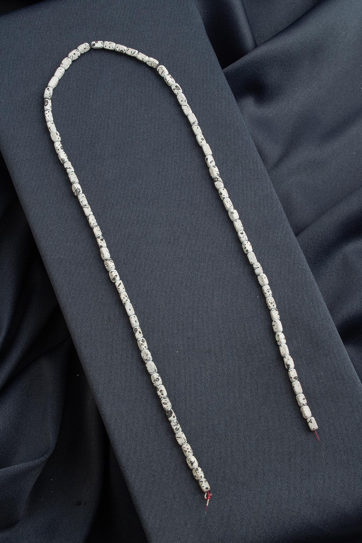 Hematit Doğal Taş Mat Benekli Beyaz Dikdörtgen Kesim 3x5mm Dizi [AA]