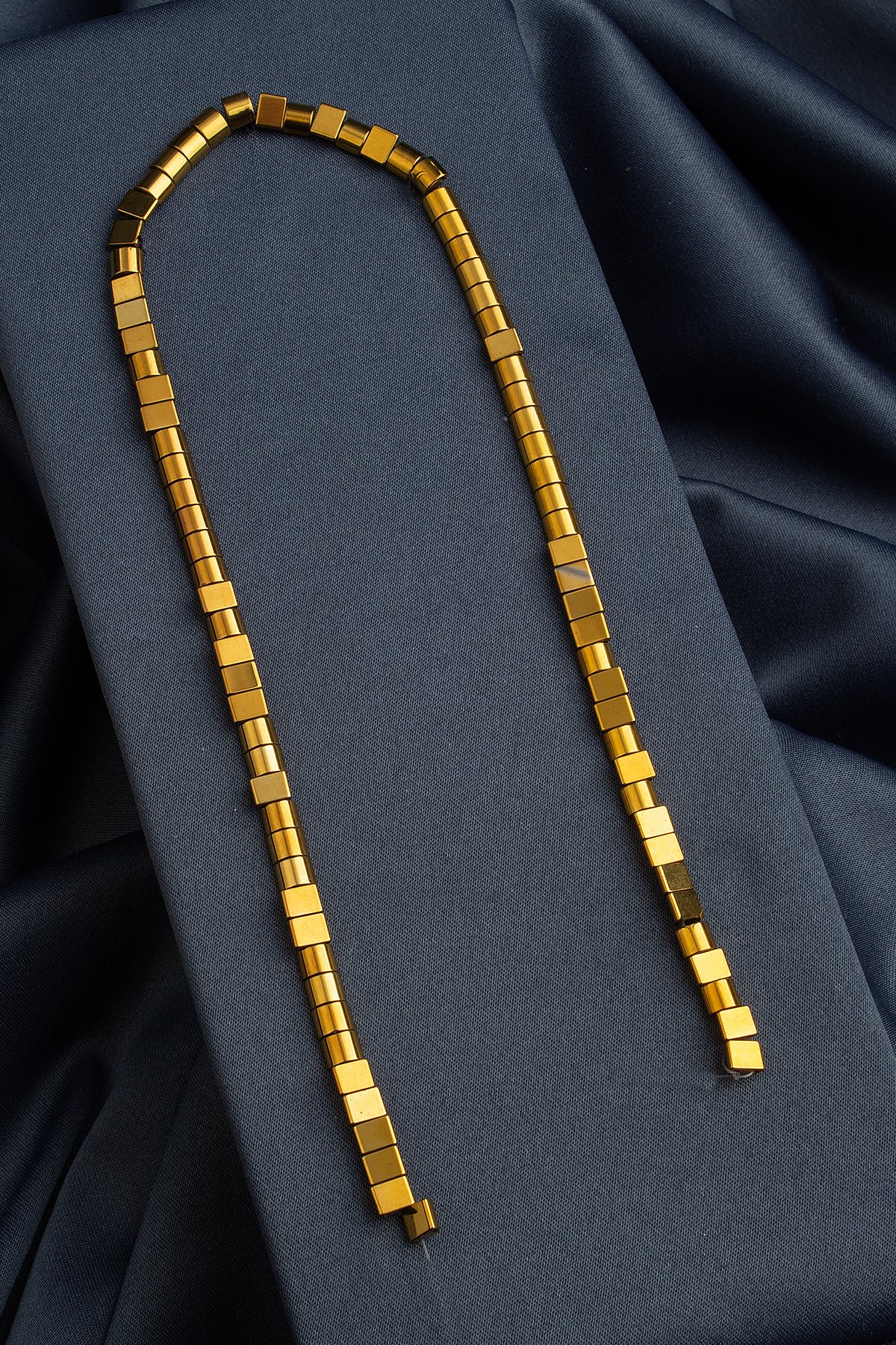 Hematit Doğal Taş Parlak Gold Bombeli Kesim Çift Delik 6x6mm Dizi [AA]