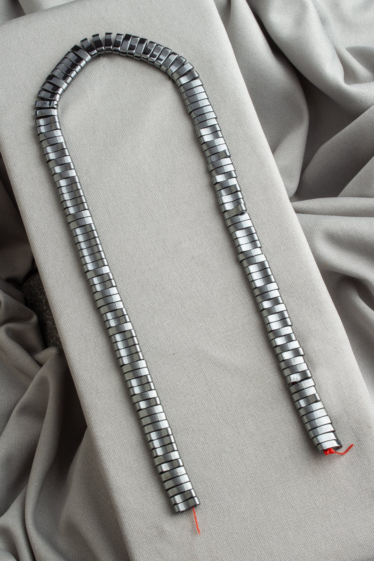 Hematit Doğal Taş Titanyum Çift Delikli 3x10mm Dizi