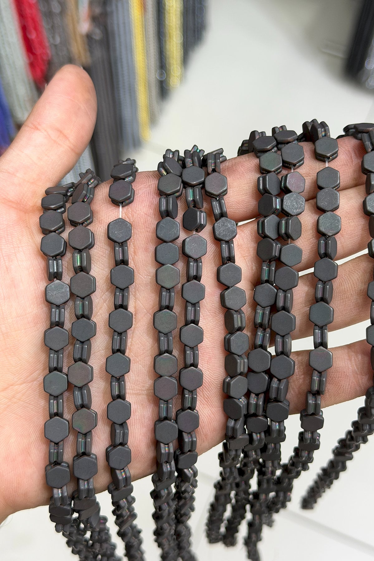 Hematit Taşı Altıgen Kanallı Kesim Mat Siyah 7x4mm Doğal Taş Dizi