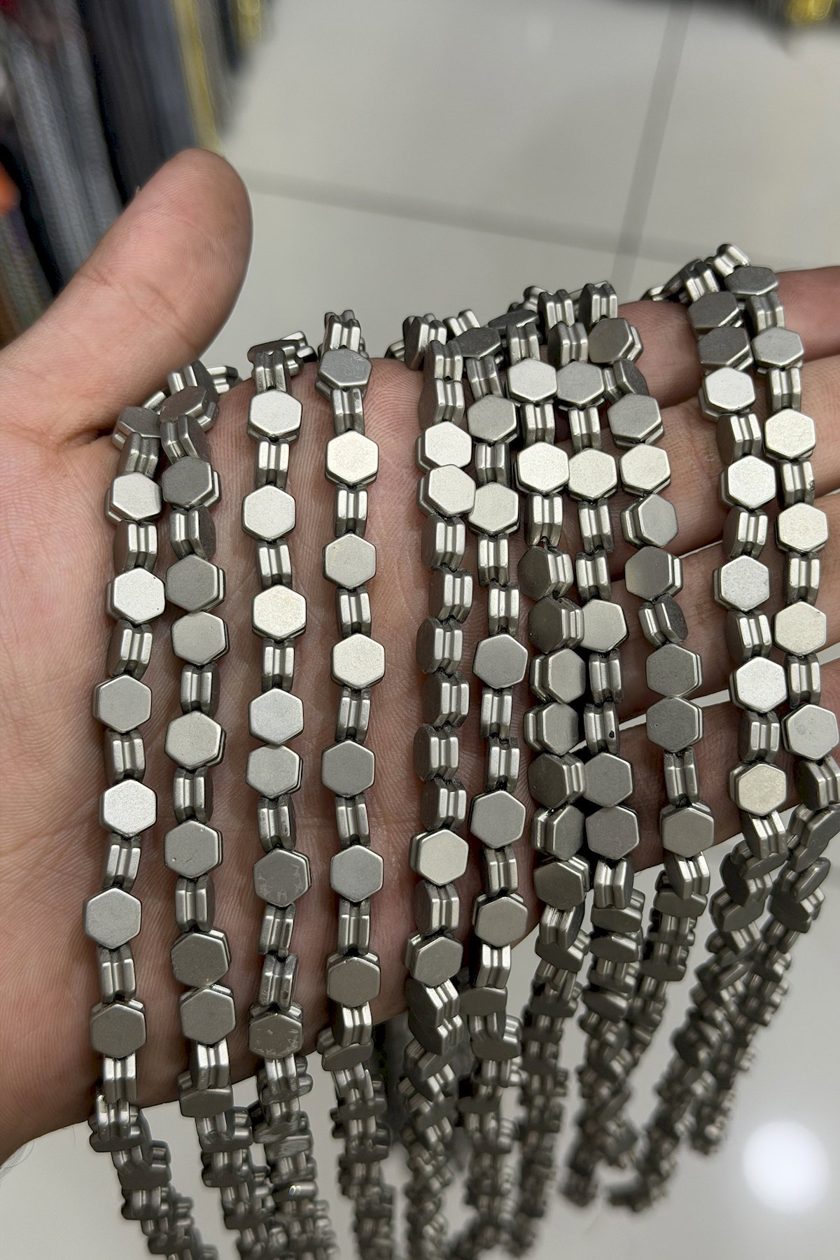Hematit Taşı Altıgen Kanallı Kesim Mat Titanyum 7x4mm Doğal Taş Dizi