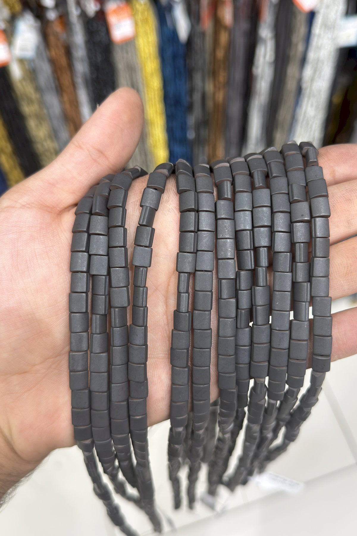 Hematit Taşı Bombeli Kare Kanallı Kesim Mat Siyah 7x7mm Doğal Taş Dizi