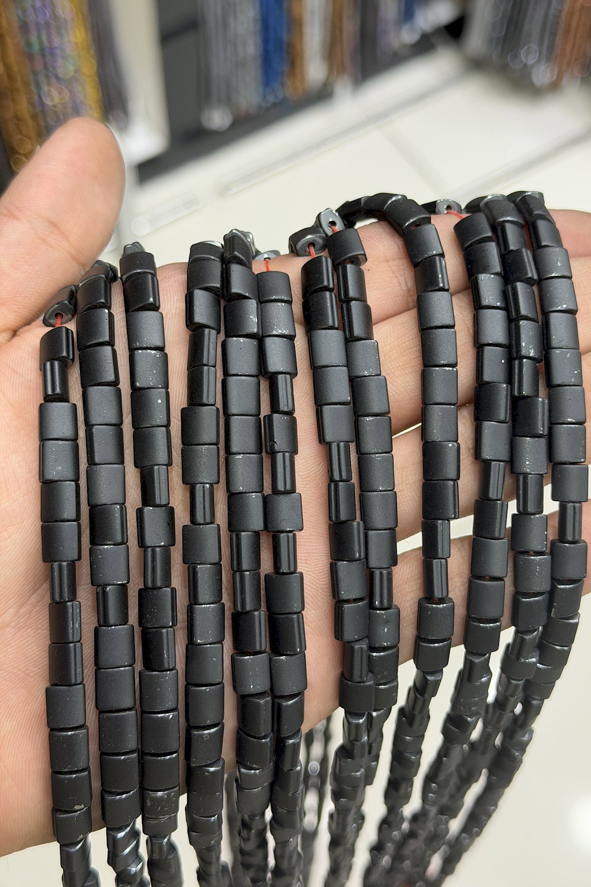 Hematit Taşı Bombeli Kare Kanallı Kesim Mat Siyah 7x7mm Doğal Taş Dizi