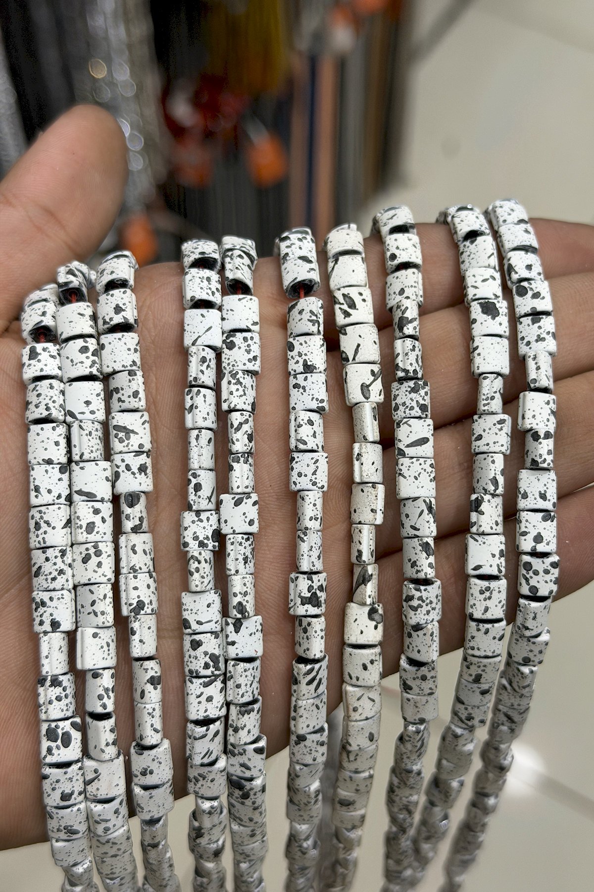 Hematit Taşı Bombeli Kare Kanallı Kesim Beyaz 7x7mm Doğal Taş Dizi