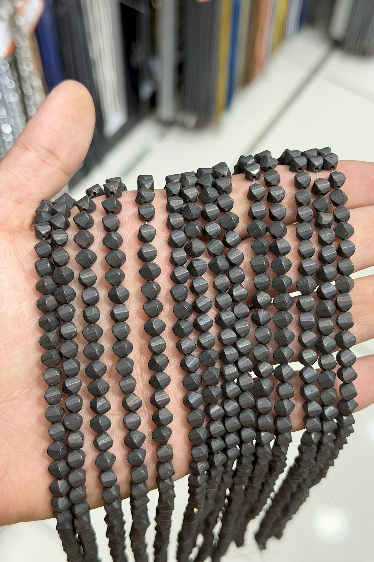 Hematit Taşı Burgu Kesim Mat Siyah 6x6mm Doğal Taş Dizi