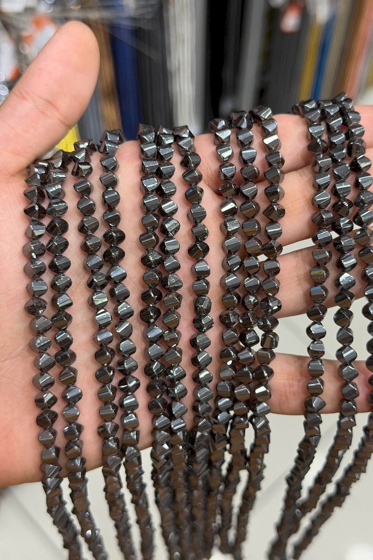 Hematit Taşı Burgu Kesim Parlak Füme 6x6mm Doğal Taş Dizi