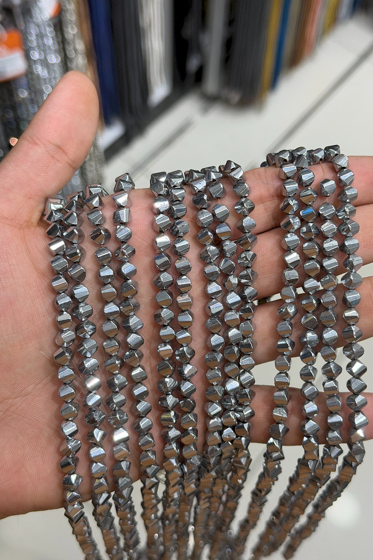 Hematit Doğal Taş Parlak Gümüş Burgu Kesim 6x6mm Dizi