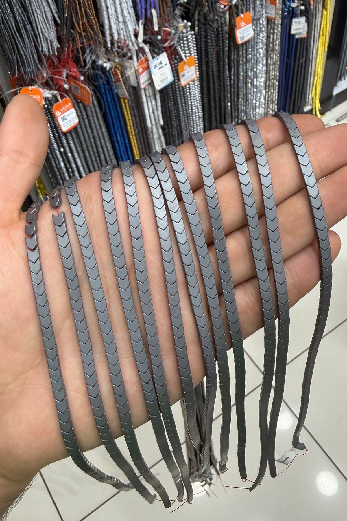 Hematit Taşı Çavuş Kesim 4x4mm- Mat Gri Doğal Taş Dizi