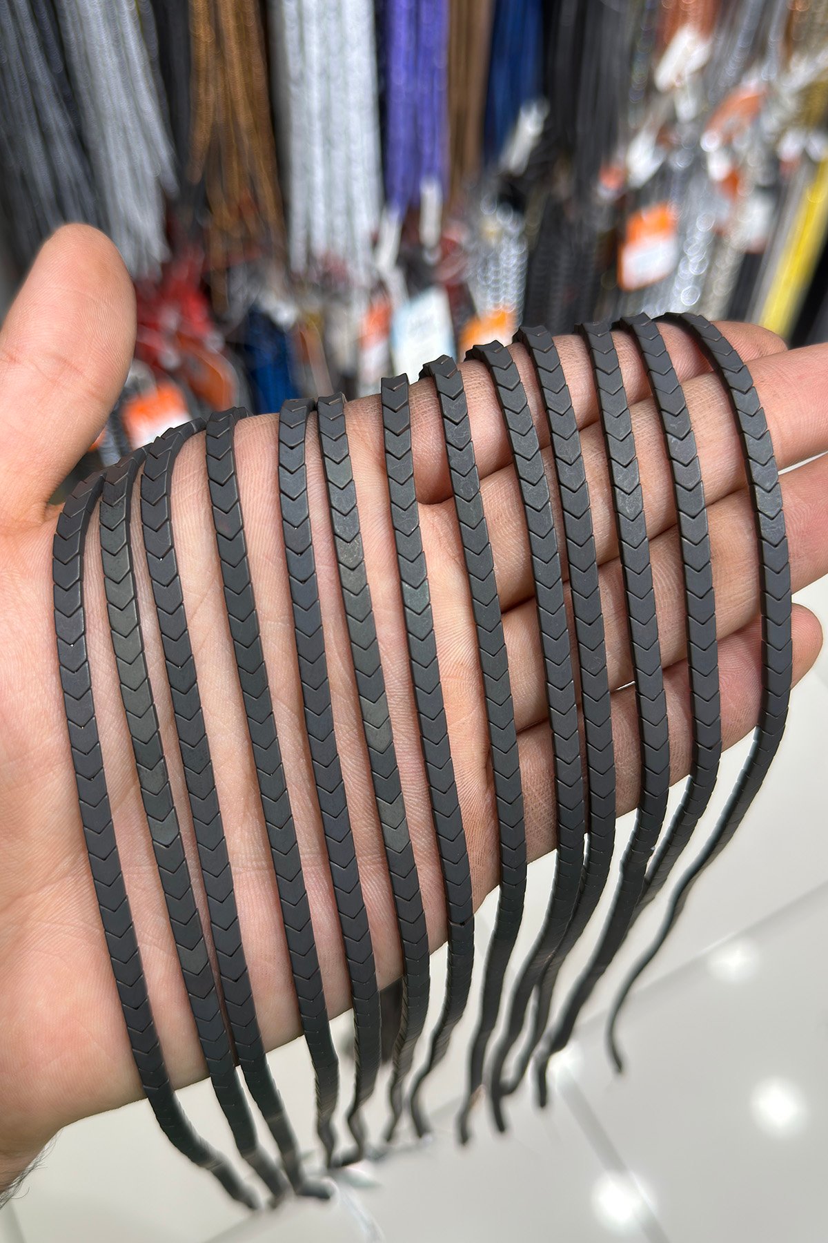 Hematit Taşı Çavuş Kesim 4x4mm- Mat Siyah Doğal Taş Dizi