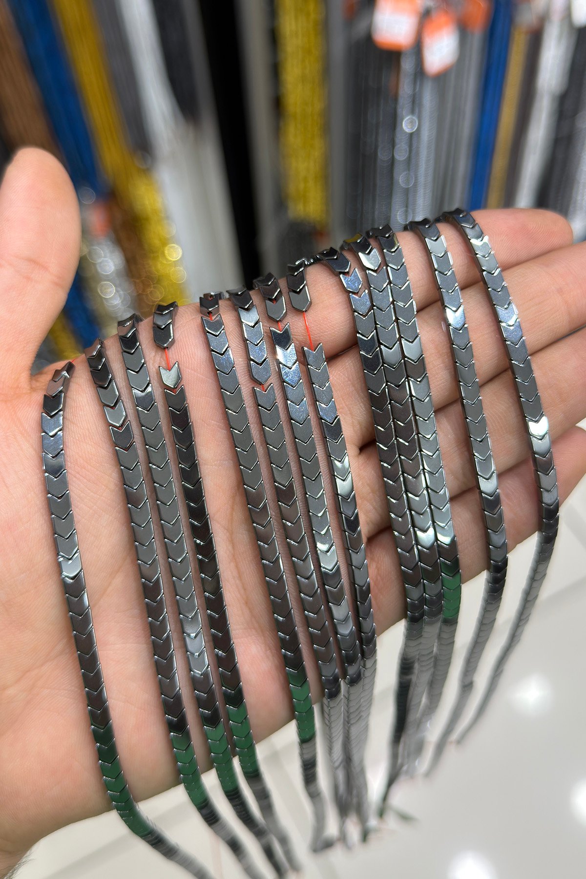 Hematit Taşı Çavuş Kesim Parlak Füme 4x4mm Doğal Taş Dizi