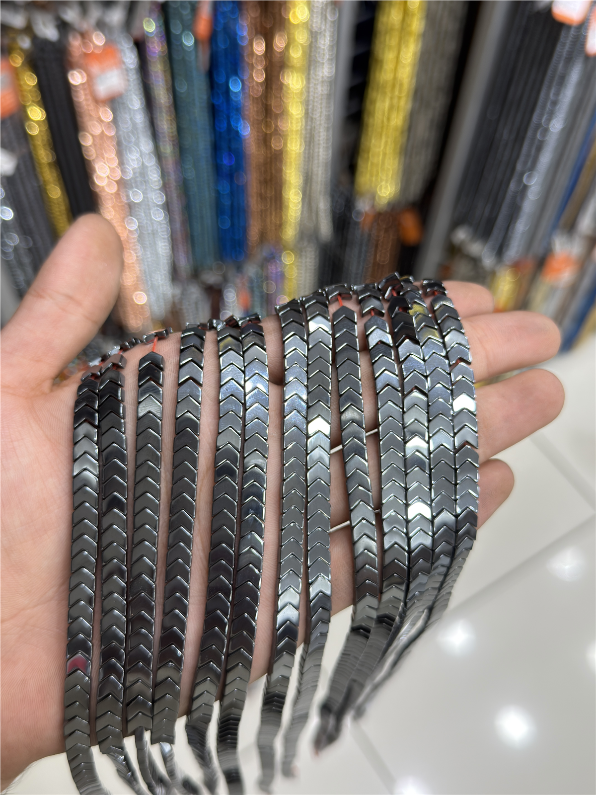 Hematit Taşı Çavuş Kesim Parlak Füme 6x3mm Doğal Taş Dizi