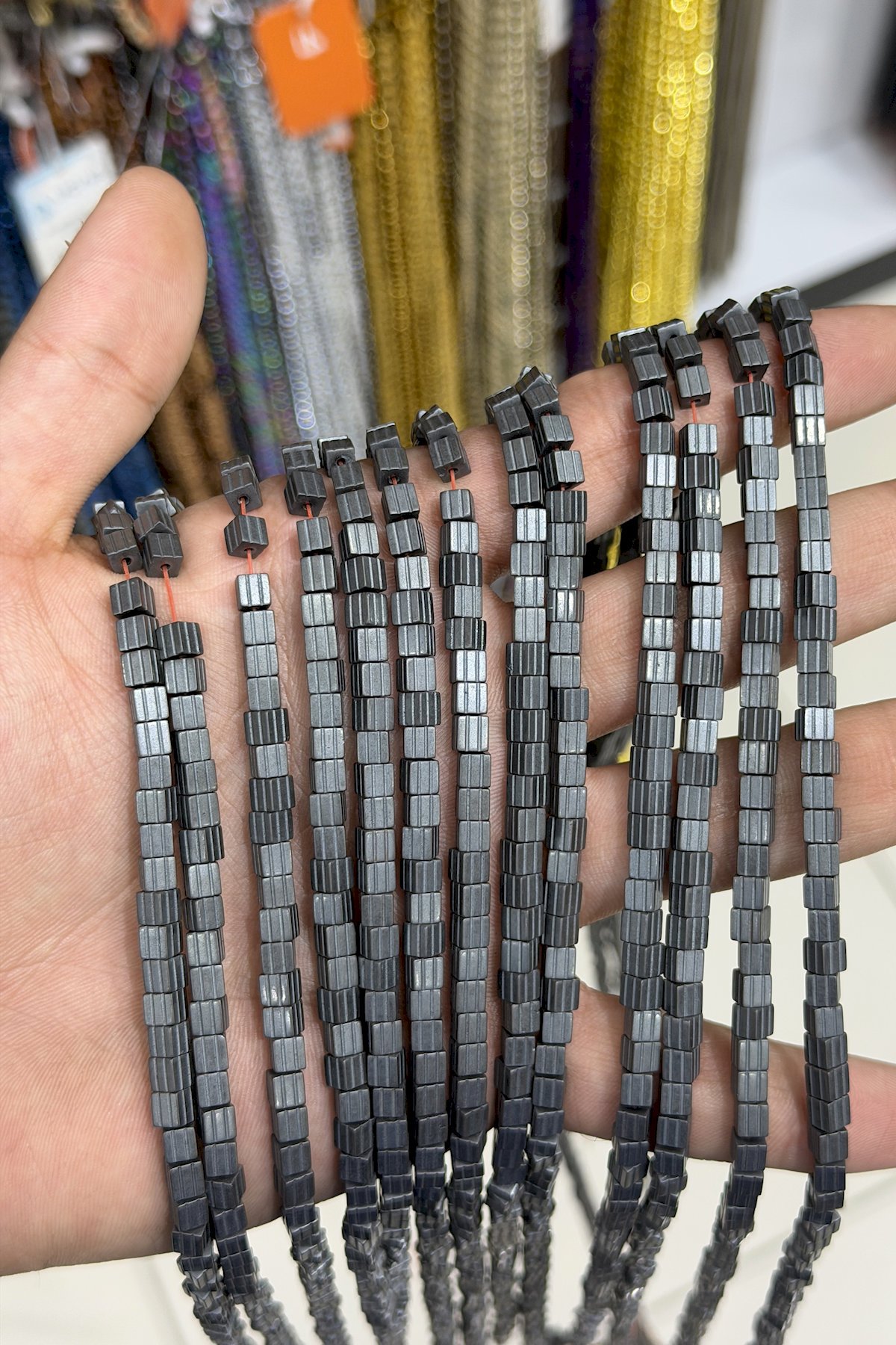 Hematit Taşı Çizgili Küp Kesim Mat Gri 4x4mm Doğal Taş Dizi
