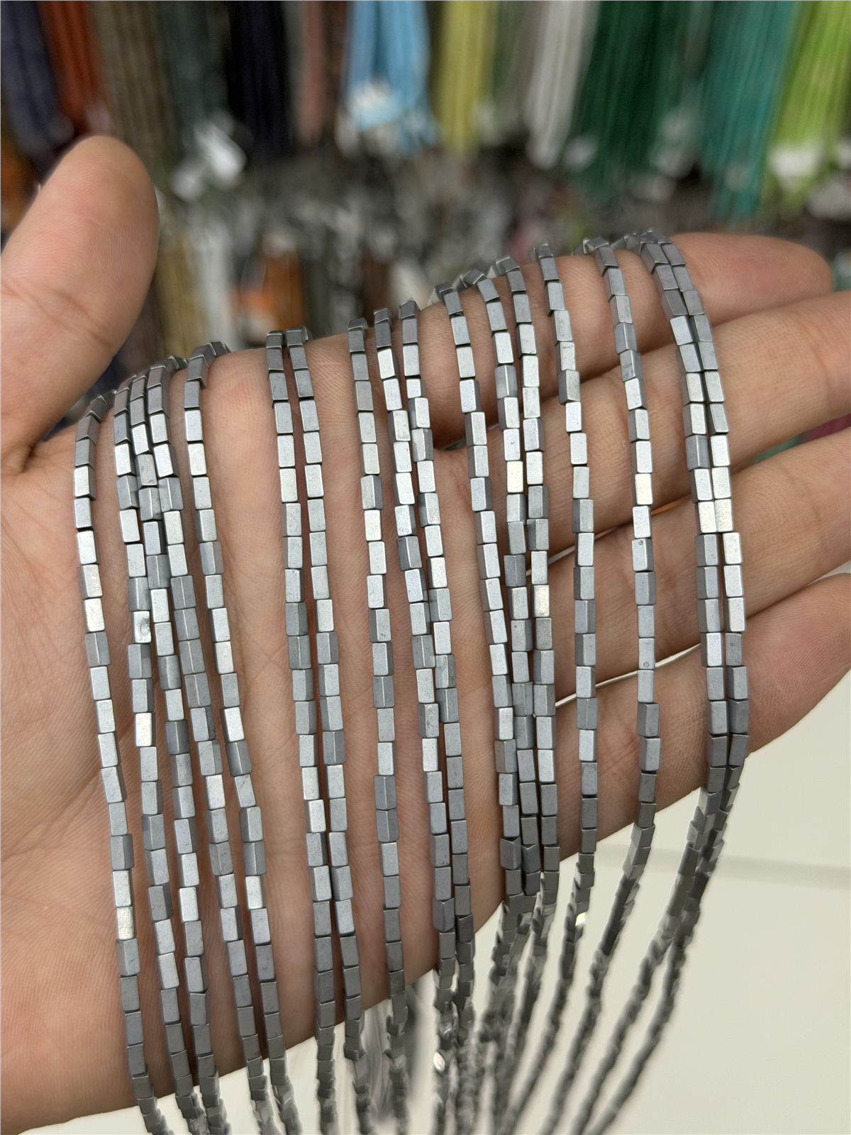 Hematit Taşı Dikdörtgen Kesim Mat Açık Gri 2x4mm Doğal Taş Dizi